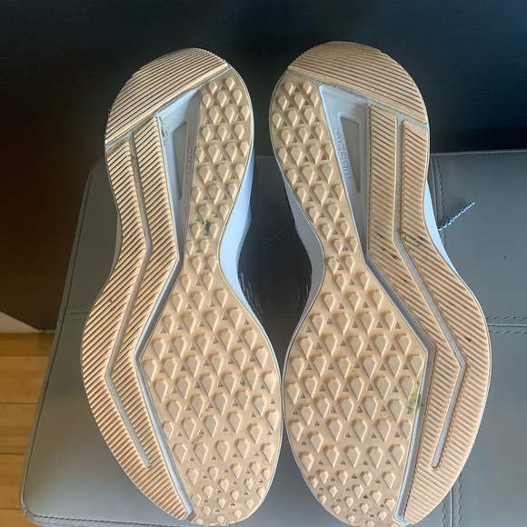 Nike Women’s Zoom running shoe - Picture 2 of 3